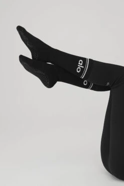 Women's Throwback Barre Sock - Black/White -Alo Yoga Shop A0263W 0100 b1 s1 a3 1 m89