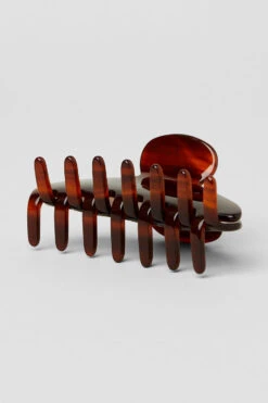 90's Claw Clip - Brown Tortoise 8 90's Claw Clip - Brown Tortoise -Alo Yoga Shop A0286W 05200 b1 s1 a13