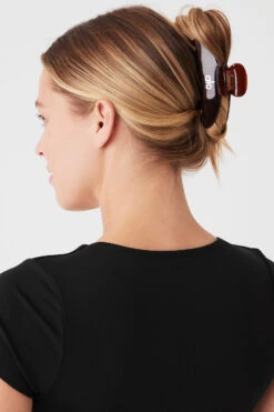 90's Claw Clip - Brown Tortoise 9 90's Claw Clip - Brown Tortoise -Alo Yoga Shop A0286W 05200 b1 s1 a1 1 m89