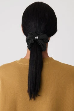 Bead It Oversized Scrunchie - Black -Alo Yoga Shop A0494U 01 b1 a2 m18