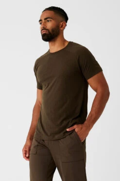 Triumph Raglan Tee - Espresso -Alo Yoga Shop M1133R 04064 b1 s3 a2 1 m93