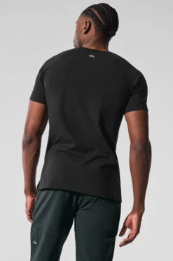 Alo Vapor Crewneck Short Sleeve - Black -Alo Yoga Shop M1228R 01 b1 s1 a2 1 m221