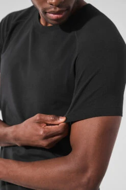 Alo Vapor Crewneck Short Sleeve - Black -Alo Yoga Shop M1228R 01 b1 s1 a4 1 m221