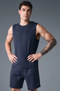 The Triumph Muscle Tank - Navy -Alo Yoga Shop M2033R 03842 b1 s1 a4 1 m214