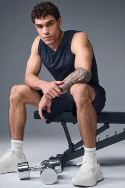 The Triumph Muscle Tank - Navy -Alo Yoga Shop M2033R 03842 b1 s1 a5 1 m214