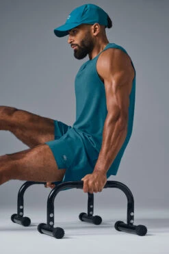 The Triumph Muscle Tank - Oceanic Teal -Alo Yoga Shop M2033R 05445 b1 s1 a4 1 m93