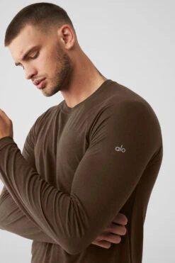Triumph Long Sleeve Tee - Espresso -Alo Yoga Shop M3079R 04064 b1 s1 a4 1 m108