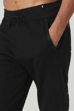 Nomadic Sweatpant - Black -Alo Yoga Shop M5107R 01 b1 s3 a4 1 m93