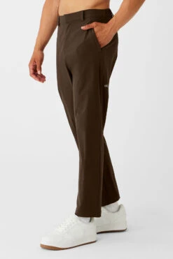 Co-Op Cropped Tech Trouser - Espresso -Alo Yoga Shop M5134R 04064 b1 s3 a3 1 m154