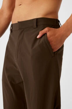 Co-Op Cropped Tech Trouser - Espresso -Alo Yoga Shop M5134R 04064 b1 s3 a4 1 m154