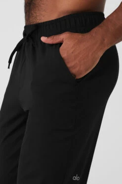 Conquer Pulse Pant - Black 10 Conquer Pulse Pant - Black -Alo Yoga Shop M5137R 01 b1 s3 a4 1 m93