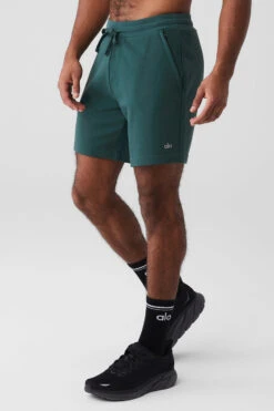 Chill Short - Midnight Green -Alo Yoga Shop M6082R 04570 b1 s3 a3 1 m93 8ea48bc6 5c32 41bf 9b1b 83a2e599f75f