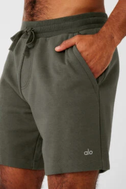 Chill Short - Stealth Green -Alo Yoga Shop M6122R 04672 b1 s3 a4 1 m93