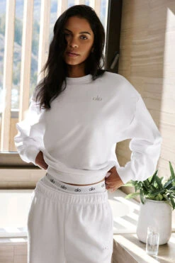 Accolade Crew Neck Pullover - White -Alo Yoga Shop U3031RG 00 b2 s1 a1 1 m18