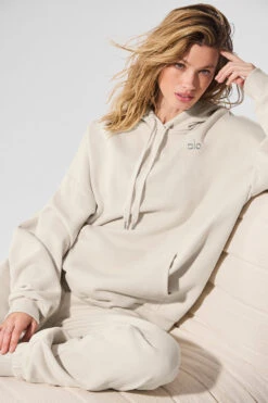Accolade Hoodie - Bone -Alo Yoga Shop U3031RG 03040 b1 s1 a4 1 m91