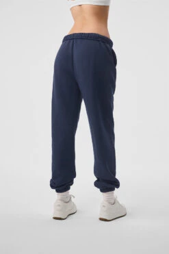 Accolade Sweatpant - Navy 8 Accolade Sweatpant - Navy -Alo Yoga Shop U5013RG 03842 b1 s1 a3 1 m54 f2c9beec 1a07 4d45 968d e79fcfbe0be7