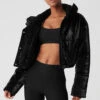 Orion Cropped Puffer - Black -Alo Yoga Shop W4464R 01 b1 s1 a1 1 m18