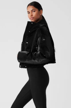 Orion Cropped Puffer - Black -Alo Yoga Shop W4464R 01 b1 s1 a2 1 m18