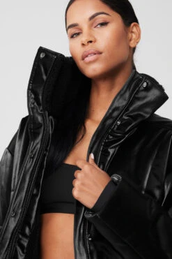 Orion Cropped Puffer - Black -Alo Yoga Shop W4464R 01 b1 s1 a4 2 m18