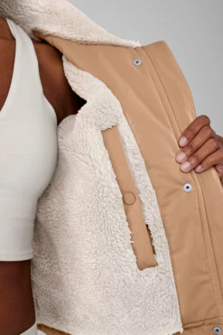 Orion Cropped Puffer - Toasted Almond -Alo Yoga Shop W4464R 05131 b1 s1 a4 1 m76 9e9b8dbe 4c08 42f8 9ec5 93e1cfad639a