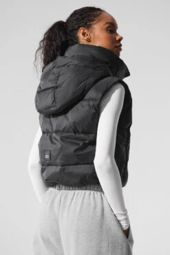 Gold Rush Puffer Vest - Black -Alo Yoga Shop W4469R 01 b1 s1 a2 1 m76