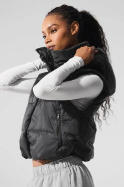 Gold Rush Puffer Vest - Black -Alo Yoga Shop W4469R 01 b1 s1 a4 1 m76