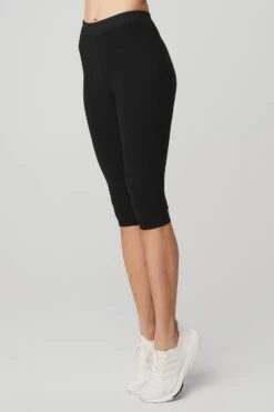 Alosoft High-Waist Iconic 90's Capri - Black 10 Alosoft High-Waist Iconic 90's Capri - Black -Alo Yoga Shop W51024R 01 b1 s1 a2 1 m54