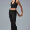 Airbrush Low-Rise Bootcut Legging - Black -Alo Yoga Shop W51150R 01 b1 s1 a1 1 m197 350c2d37 7217 4cf1 8df9 f689ecea904e