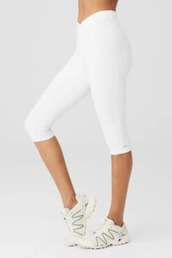 Airbrush V-Cut Define Capri - White -Alo Yoga Shop W51164R 00 b1 s1 a3 1 m18 7abcc96c dae1 4d52 86c0 32387d0a780a