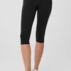 Airbrush V-Cut Define Capri - Black -Alo Yoga Shop W51164R 01 b1 s1 a1 1 m54
