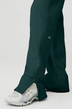 High-Waist Free Time Straight Leg Sweatpant - Midnight Green -Alo Yoga Shop W51203R 04570 b1 s1 a5 1 m100