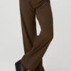 Mid-Rise Showdown Trouser - Espresso -Alo Yoga Shop W51214R 04064 b1 s1 a1 1 m18