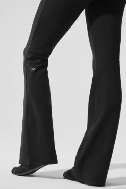 Sway Bootcut Sweatpant - Black -Alo Yoga Shop W51304R 01 b1 s1 a4 1 m206