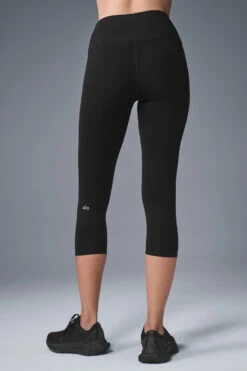 High-Waist Airbrush Capri - Black 7 High-Waist Airbrush Capri - Black -Alo Yoga Shop W5475R 01 b1 s1 a2 1 m54