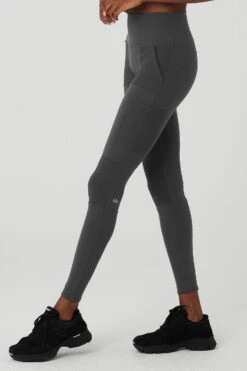 High-Waist Cargo Legging - Anthracite 8 High-Waist Cargo Legging - Anthracite -Alo Yoga Shop W5874R 02125 b1 s1 a3 1 m100