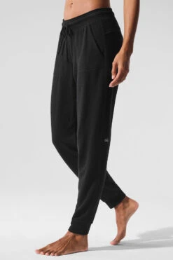 Soho Sweatpant - Black -Alo Yoga Shop W5912R 01 b1 s1 a3 1 m76