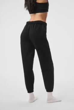 Accolade Sweatpant - Black -Alo Yoga Shop W5942RG 01 b1 s1 a4 1 m54
