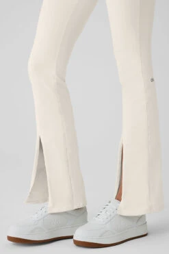 Airbrush High-Waist Flutter Legging - Ivory -Alo Yoga Shop W5946R 03299 b1 s1 a4 1 m54