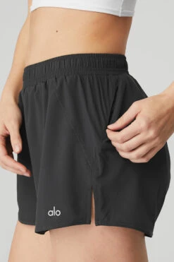Stride Short - Anthracite -Alo Yoga Shop W6230R 02125 b1 s1 a4 1 m89