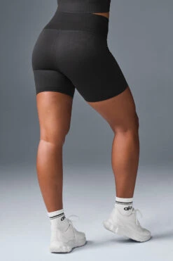5" Seamless Ribbed Favorite Short - Black -Alo Yoga Shop W6290R 01 b1 s1 a3 m196